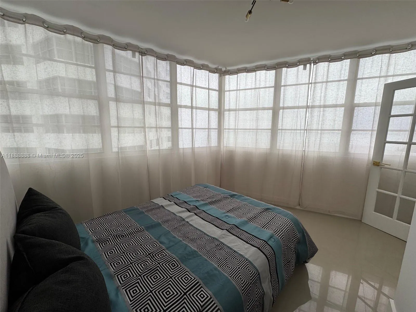 999 Brickell Bay Dr, #504