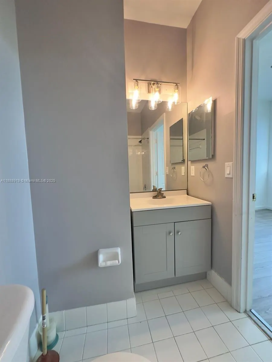 661 NW 42nd Ave