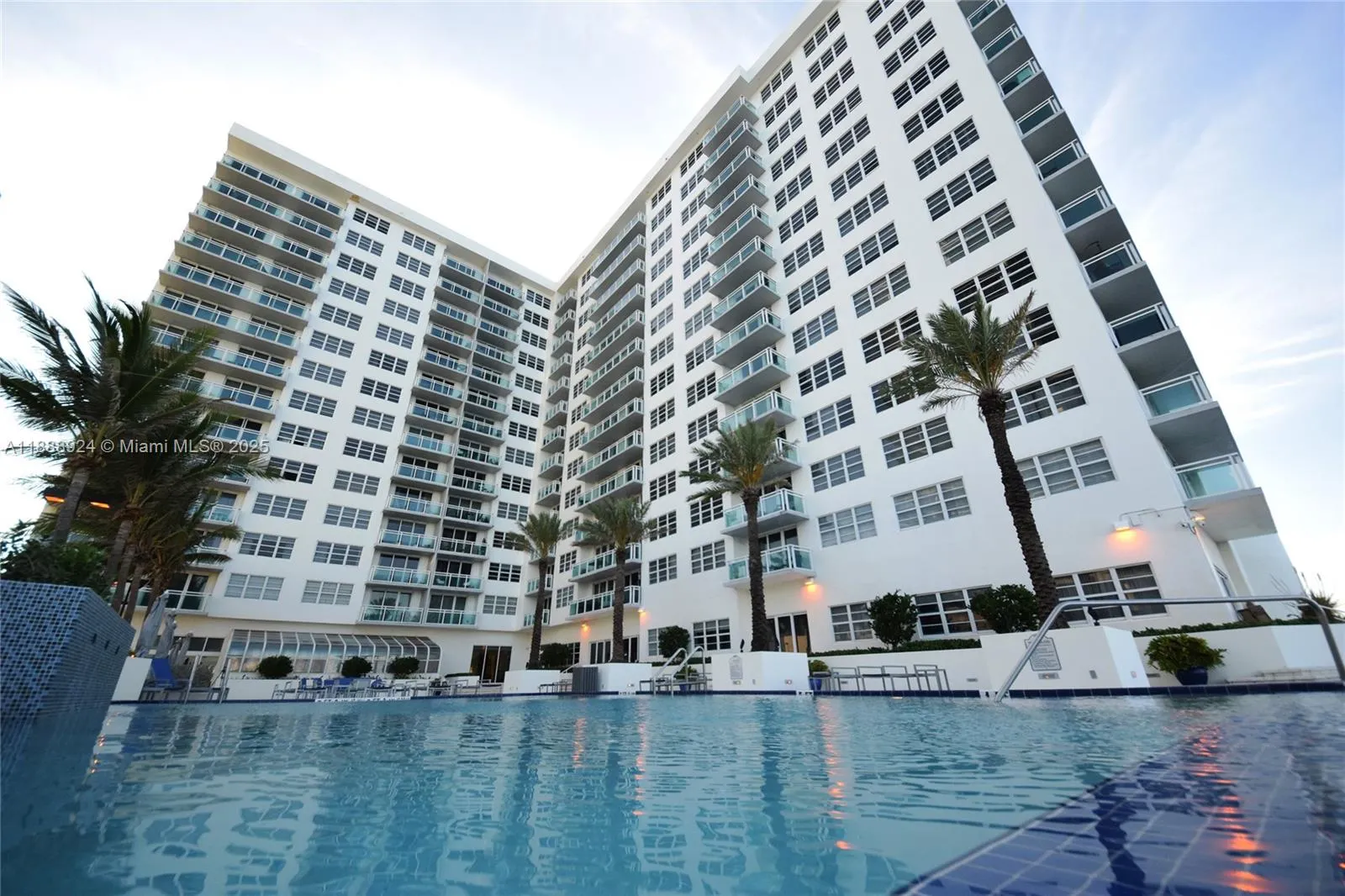 6917 Collins Ave, #1512