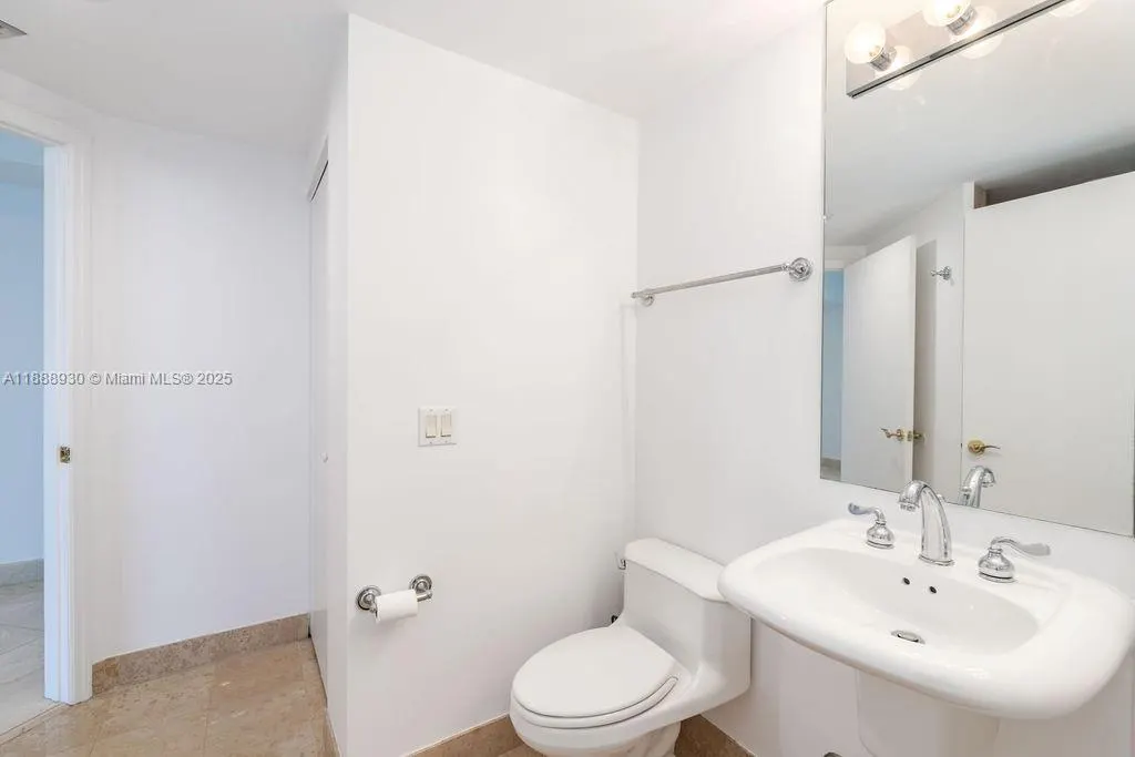4779 Collins Ave, #2206