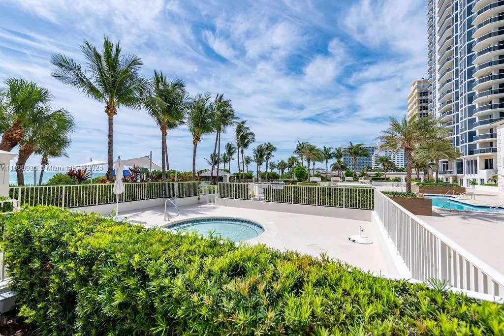 4779 Collins Ave, #2206