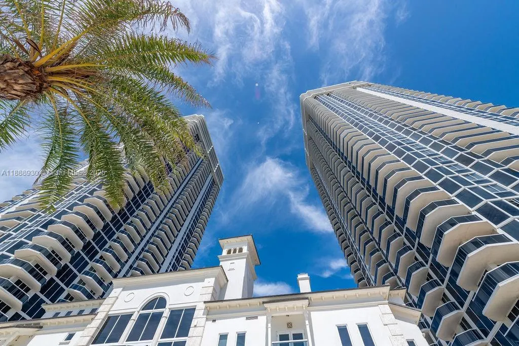 4779 Collins Ave, #2206
