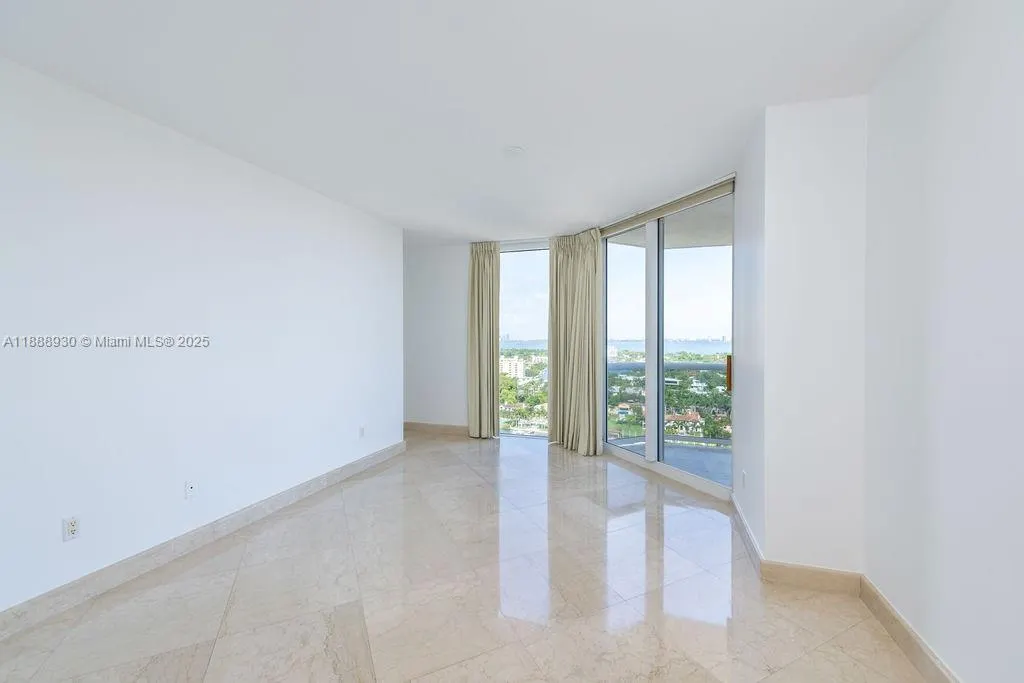 4779 Collins Ave, #2206