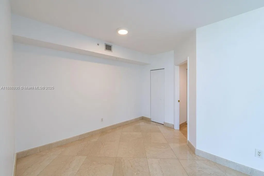 4779 Collins Ave, #2206
