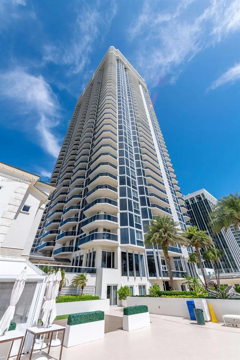 4779 Collins Ave, #2206