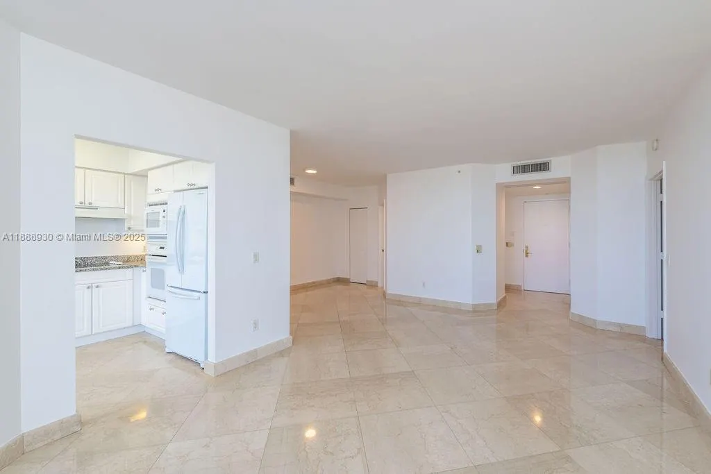 4779 Collins Ave, #2206