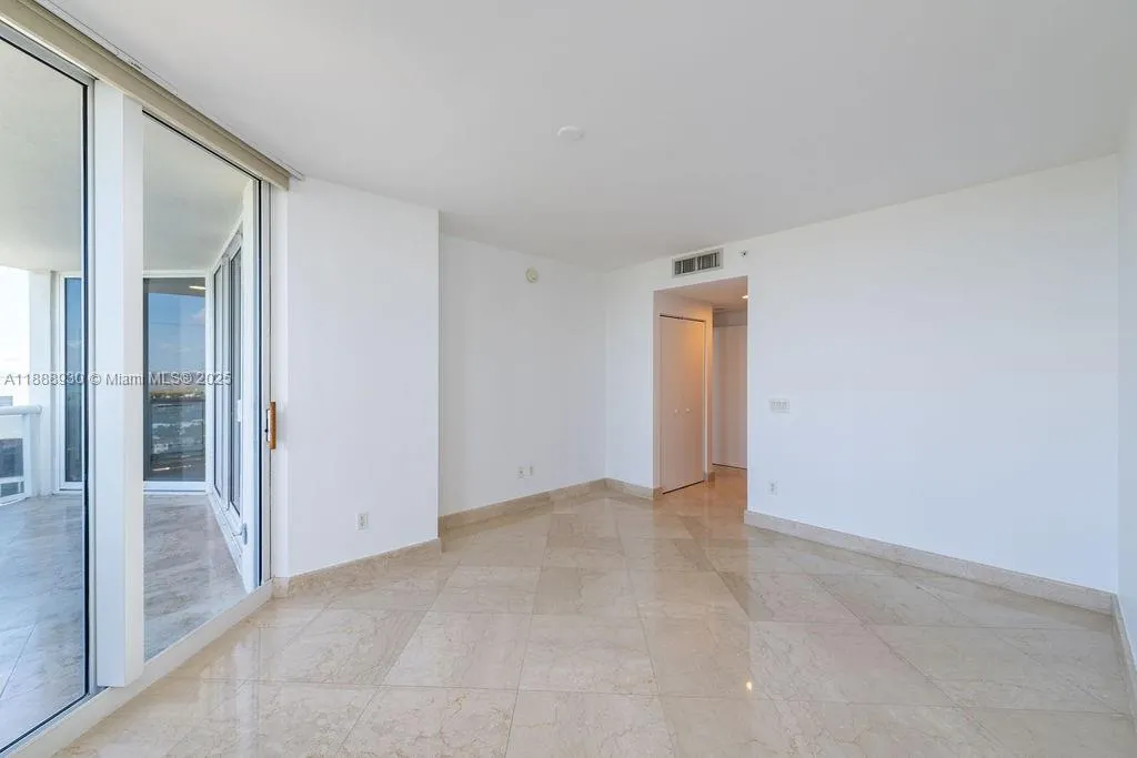 4779 Collins Ave, #2206