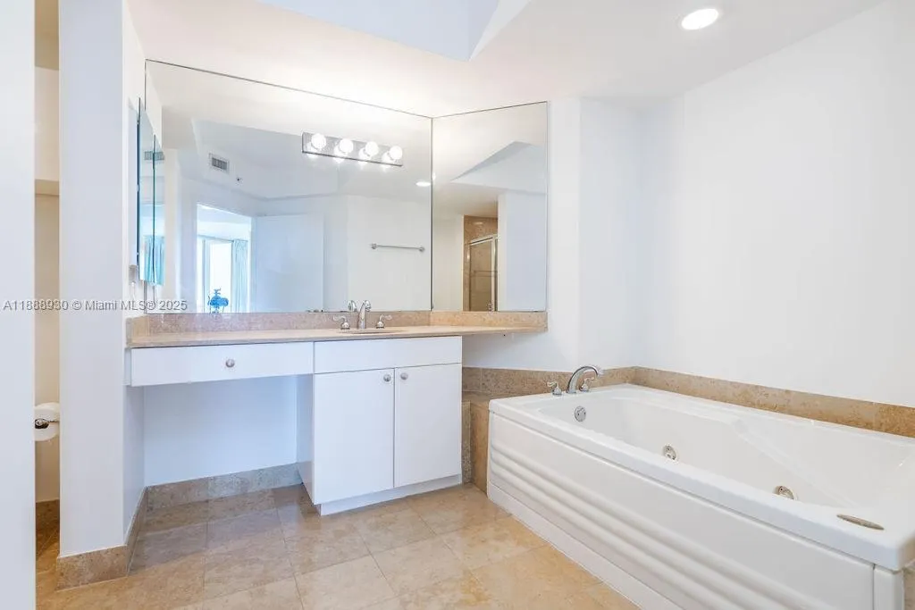 4779 Collins Ave, #2206