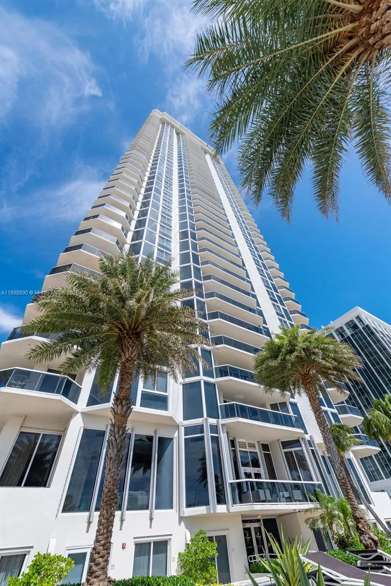 4779 Collins Ave, #2206