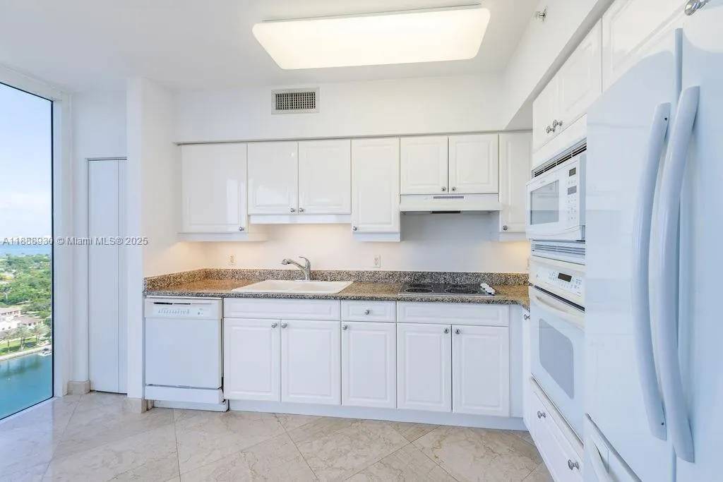 4779 Collins Ave, #2206
