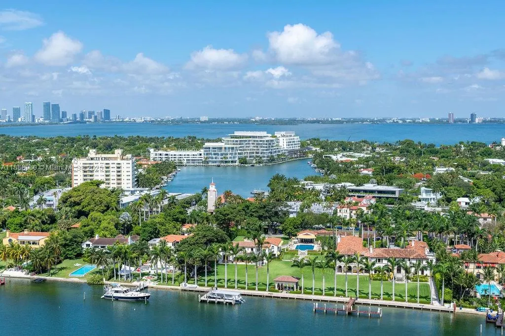 4779 Collins Ave, #2206