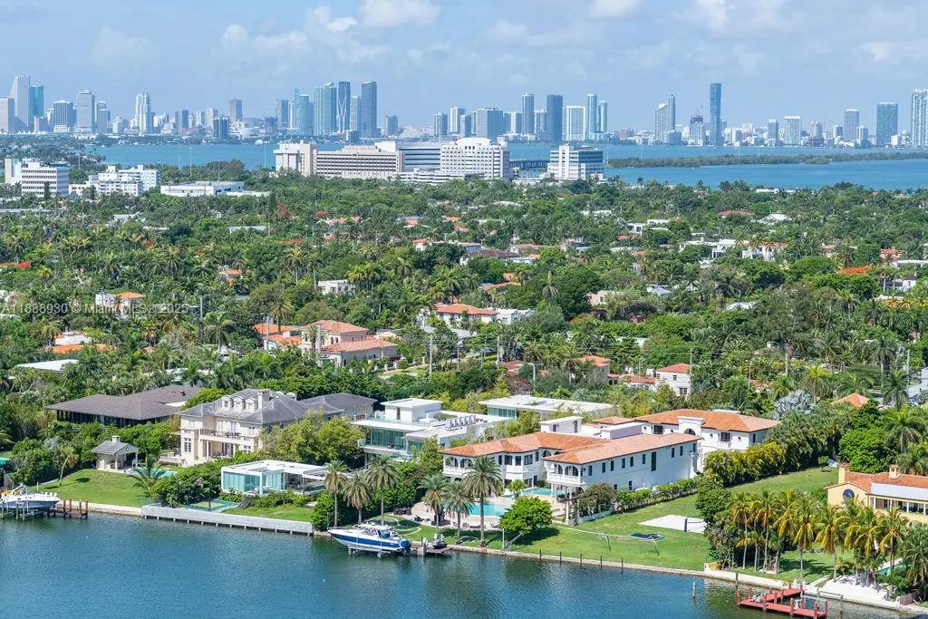4779 Collins Ave, #2206