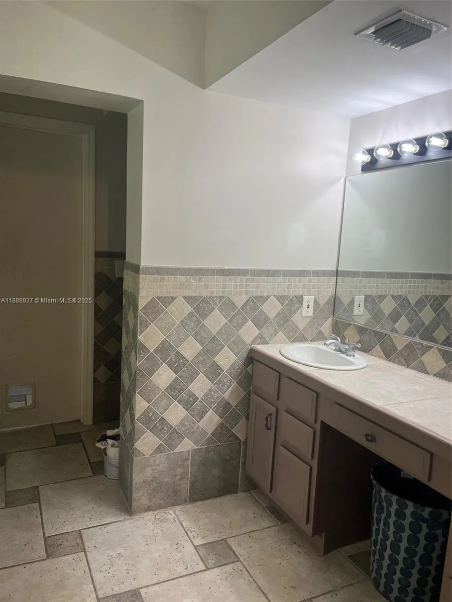 3220 Poinsettia Ave, #1