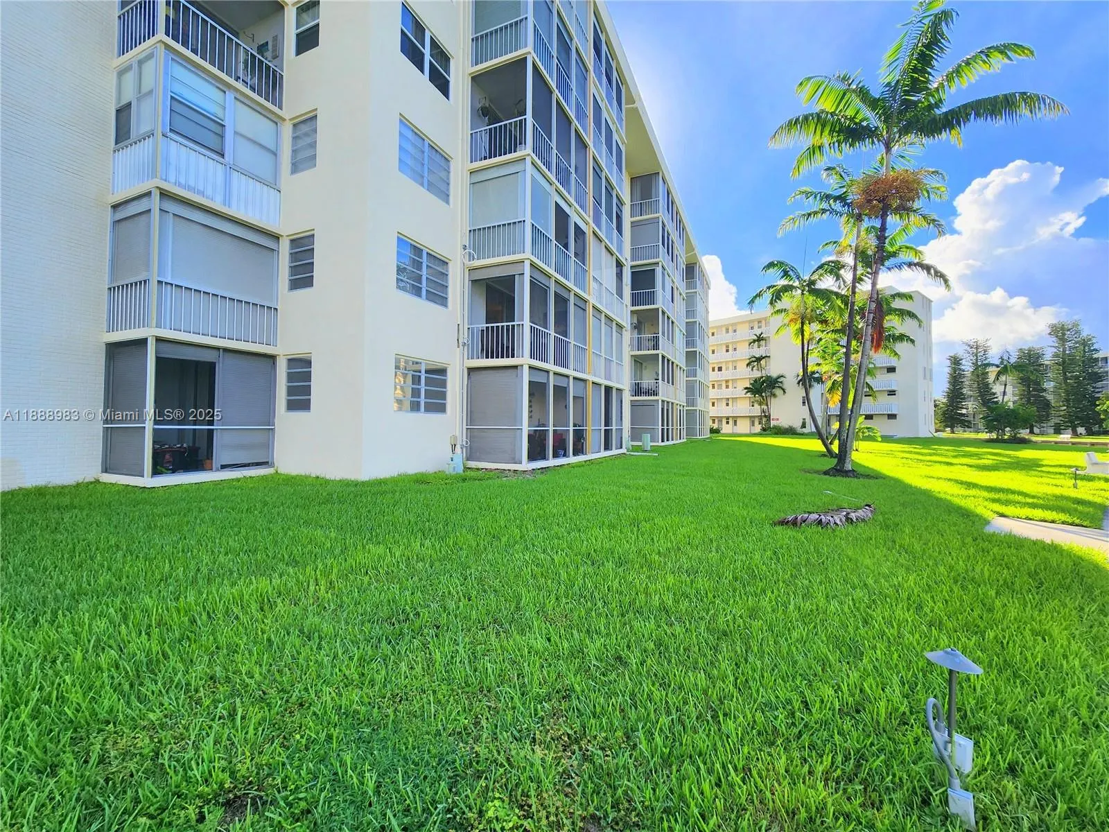 2855 Leonard Dr, #H205
