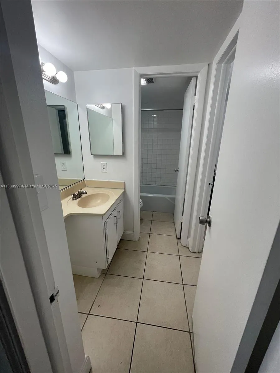 4222 Inverrary Blvd, #4106