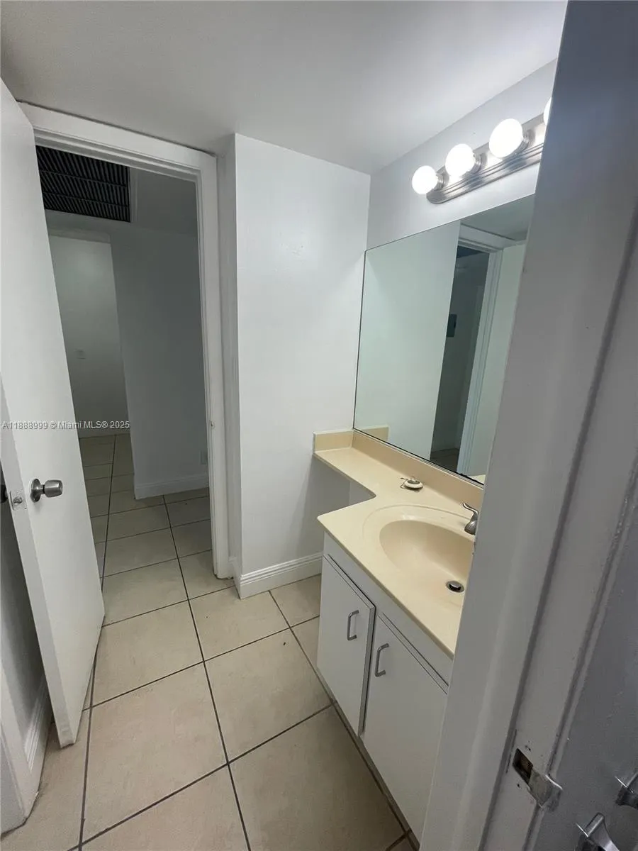 4222 Inverrary Blvd, #4106