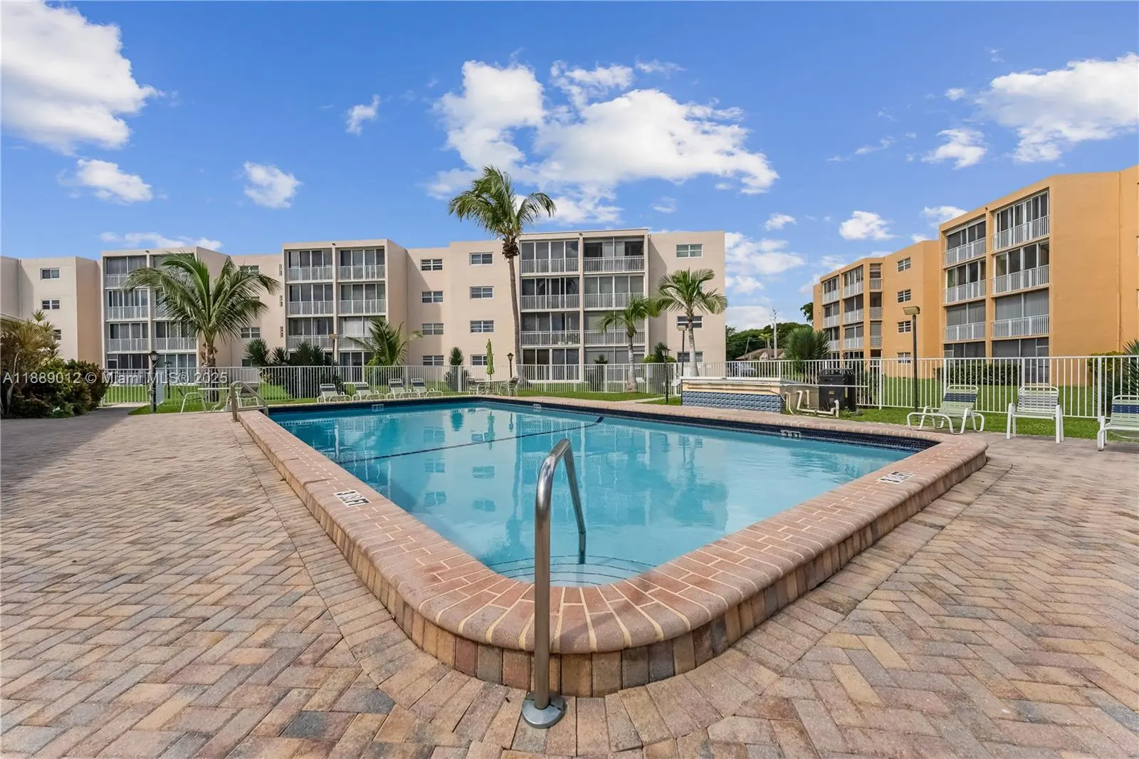 206 SE 10th St, #303