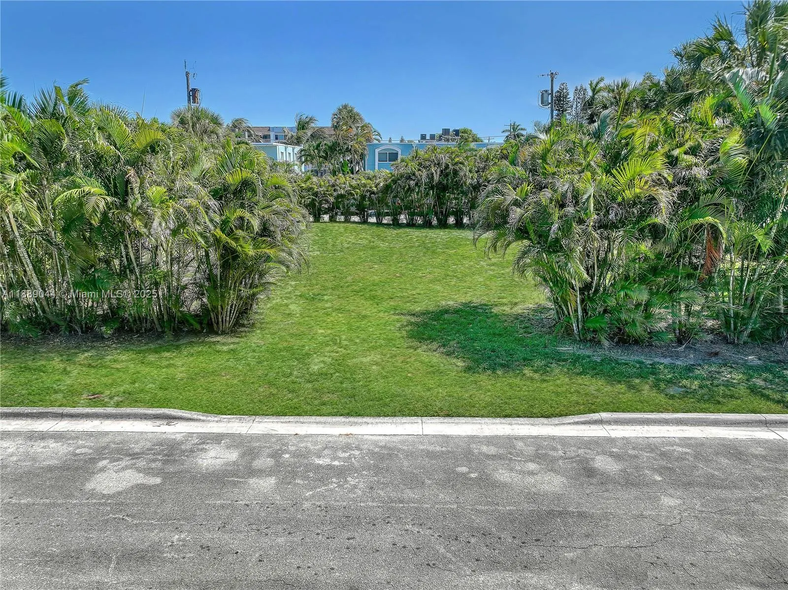 7 Lakeside Palms Ct