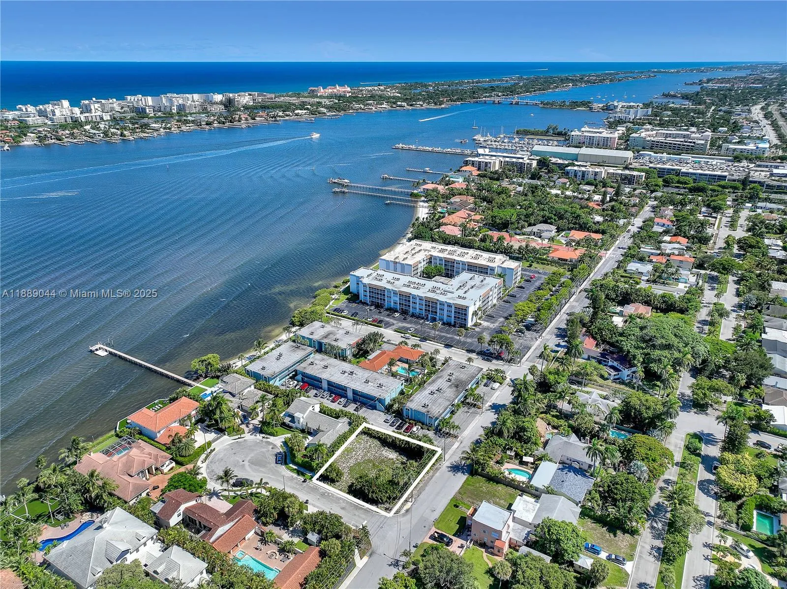 7 Lakeside Palms Ct