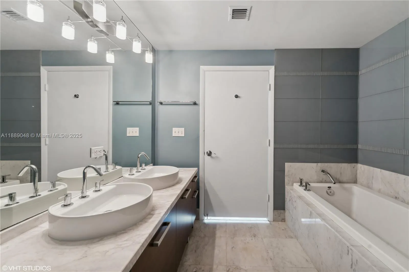244 Biscayne Blvd, #3903