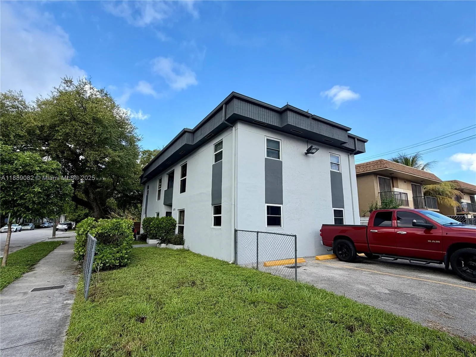 1305 NW 4th St, #4