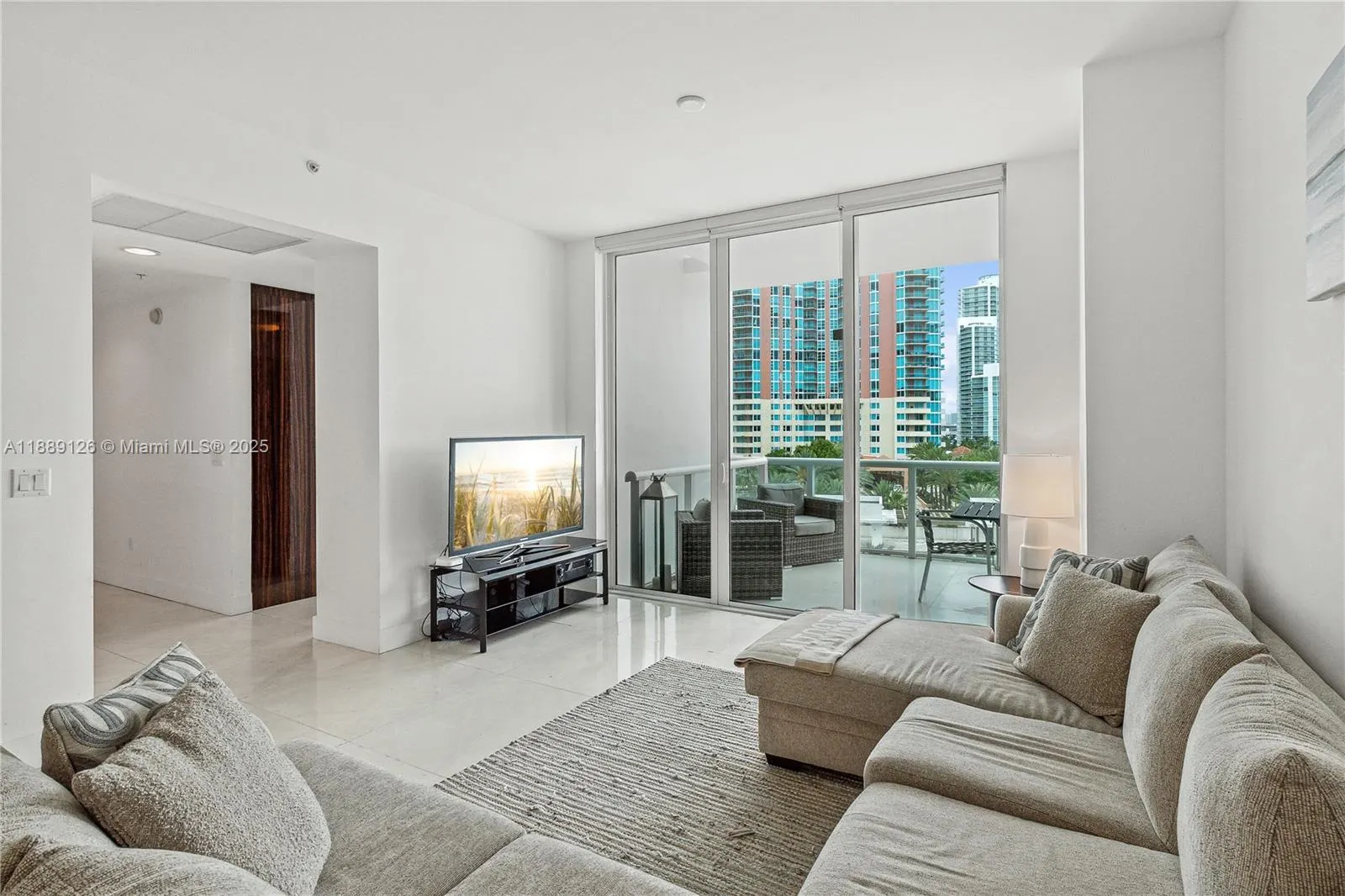 50 S Pointe Dr, #805