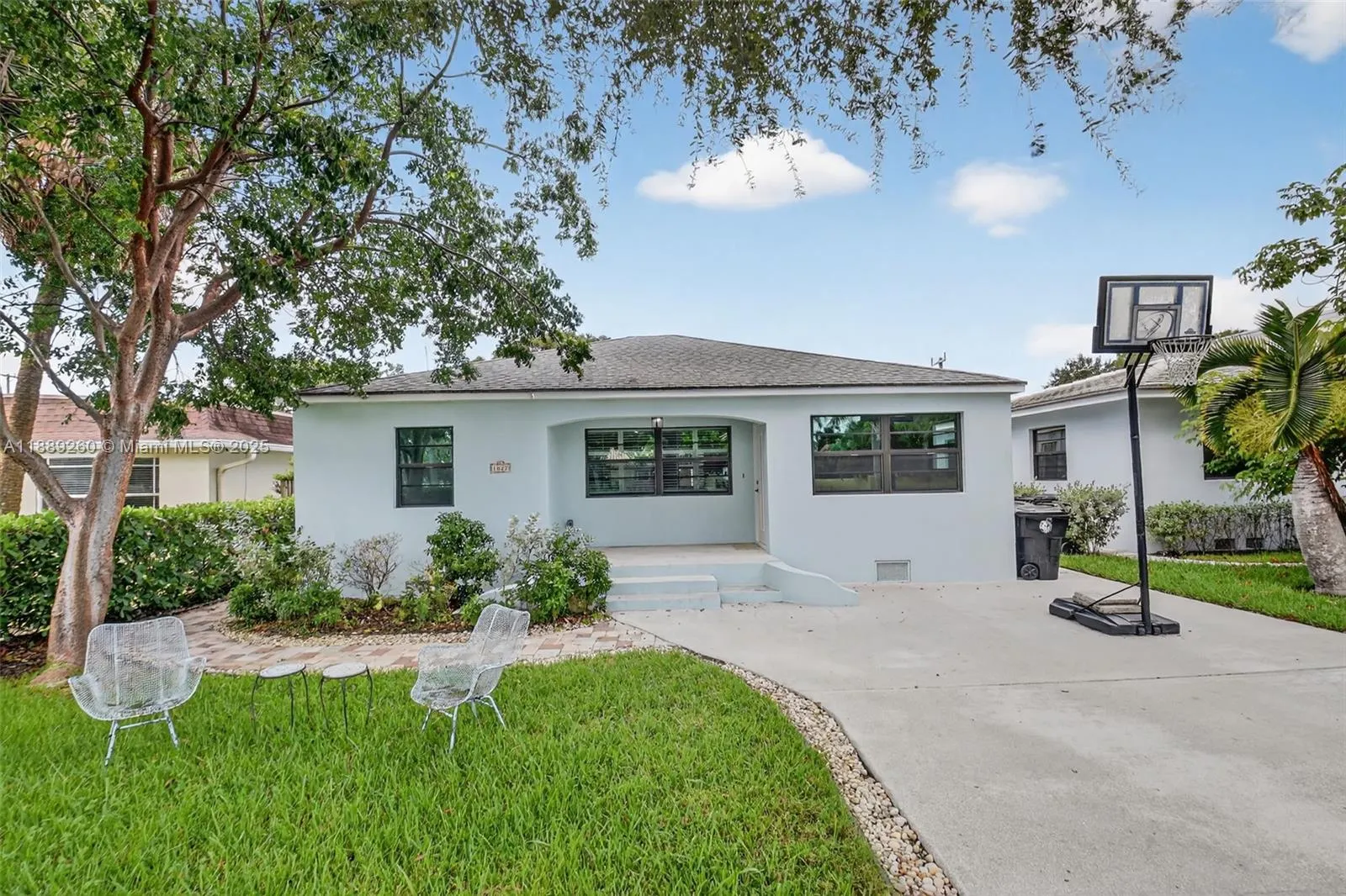 1027 S Palmway