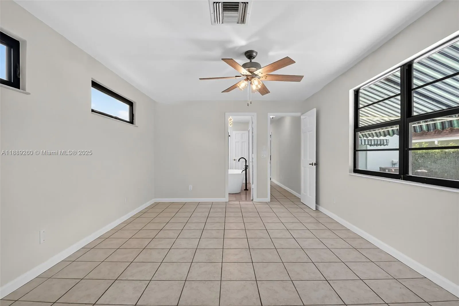 1027 S Palmway