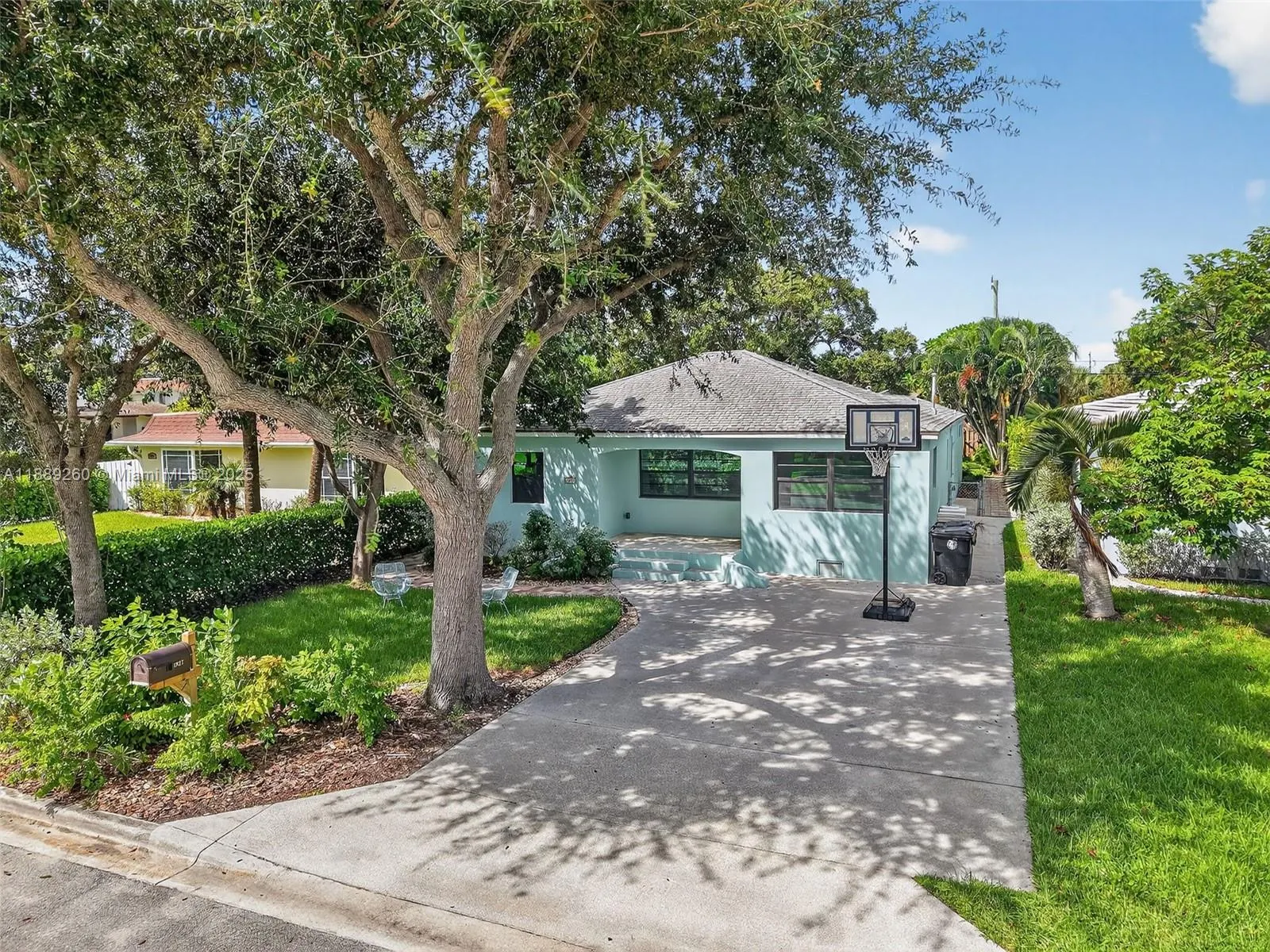 1027 S Palmway