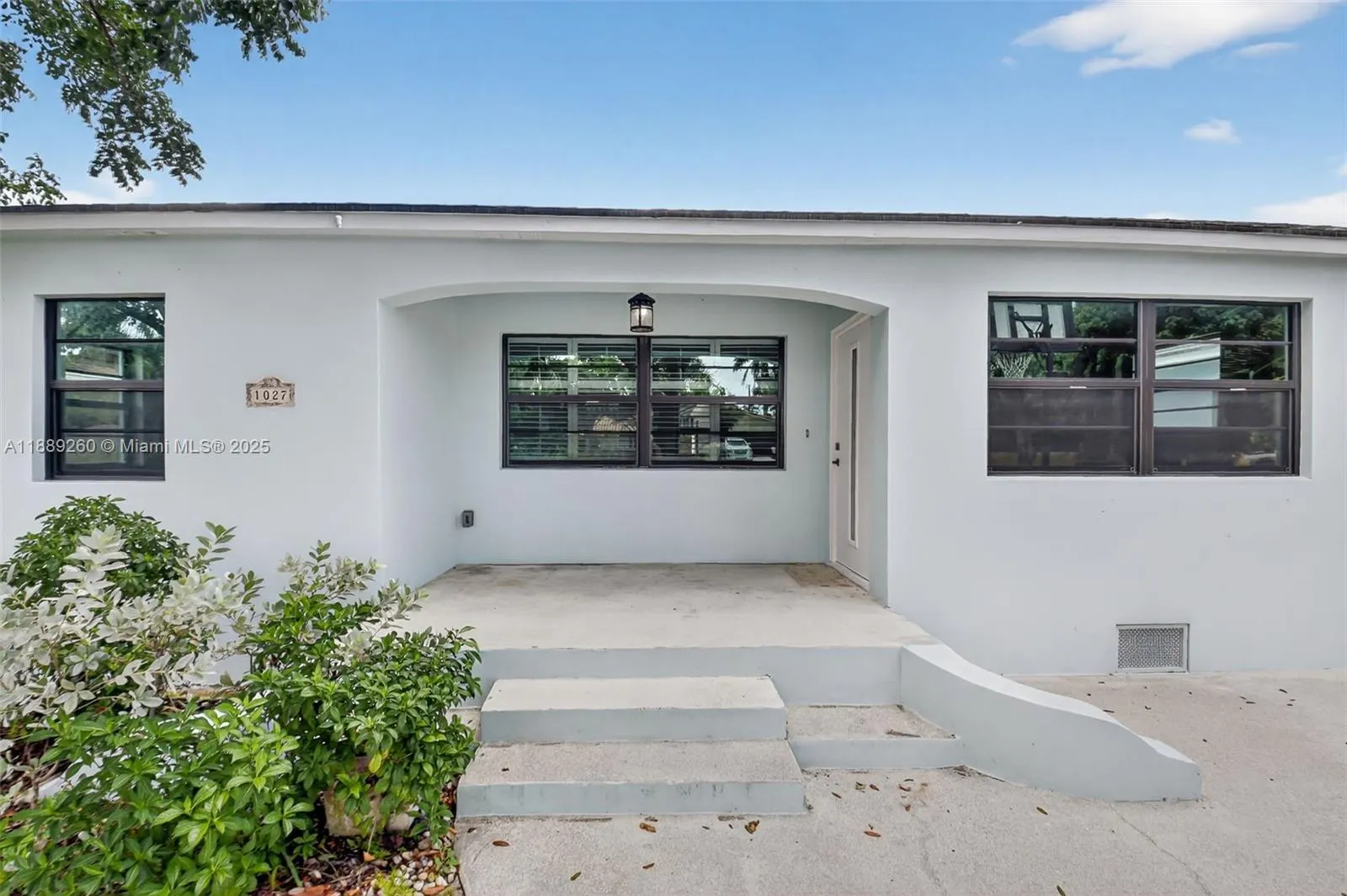 1027 S Palmway