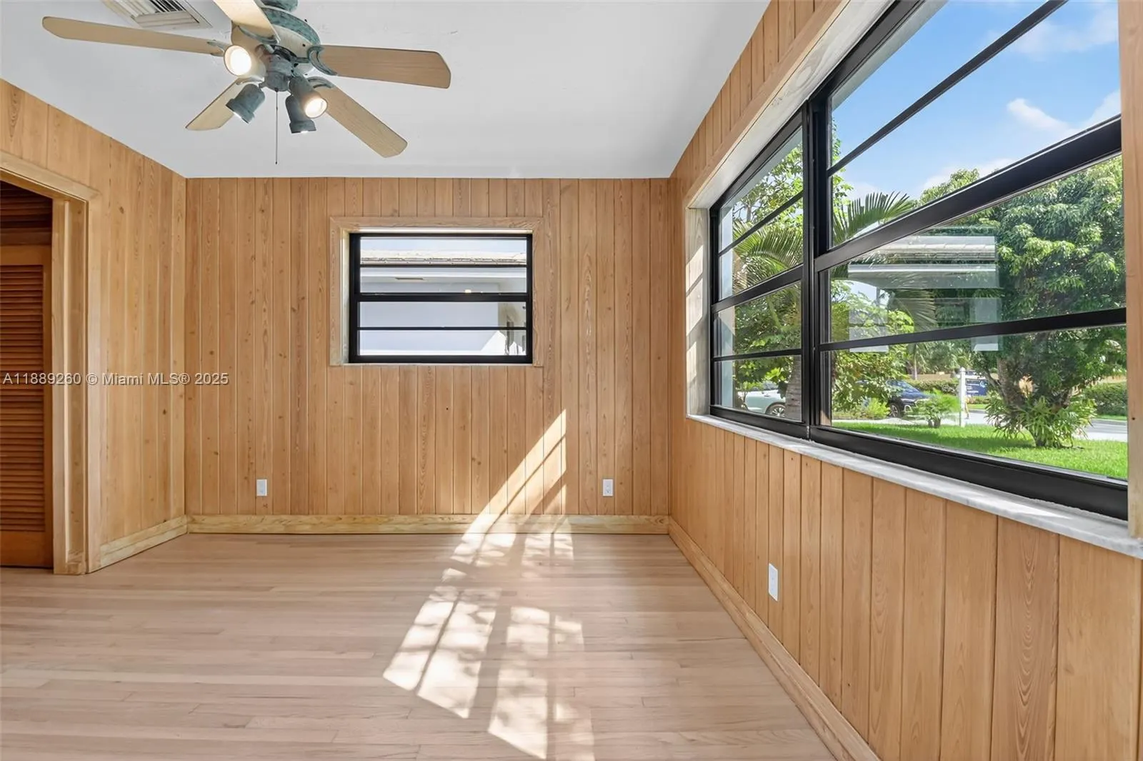 1027 S Palmway