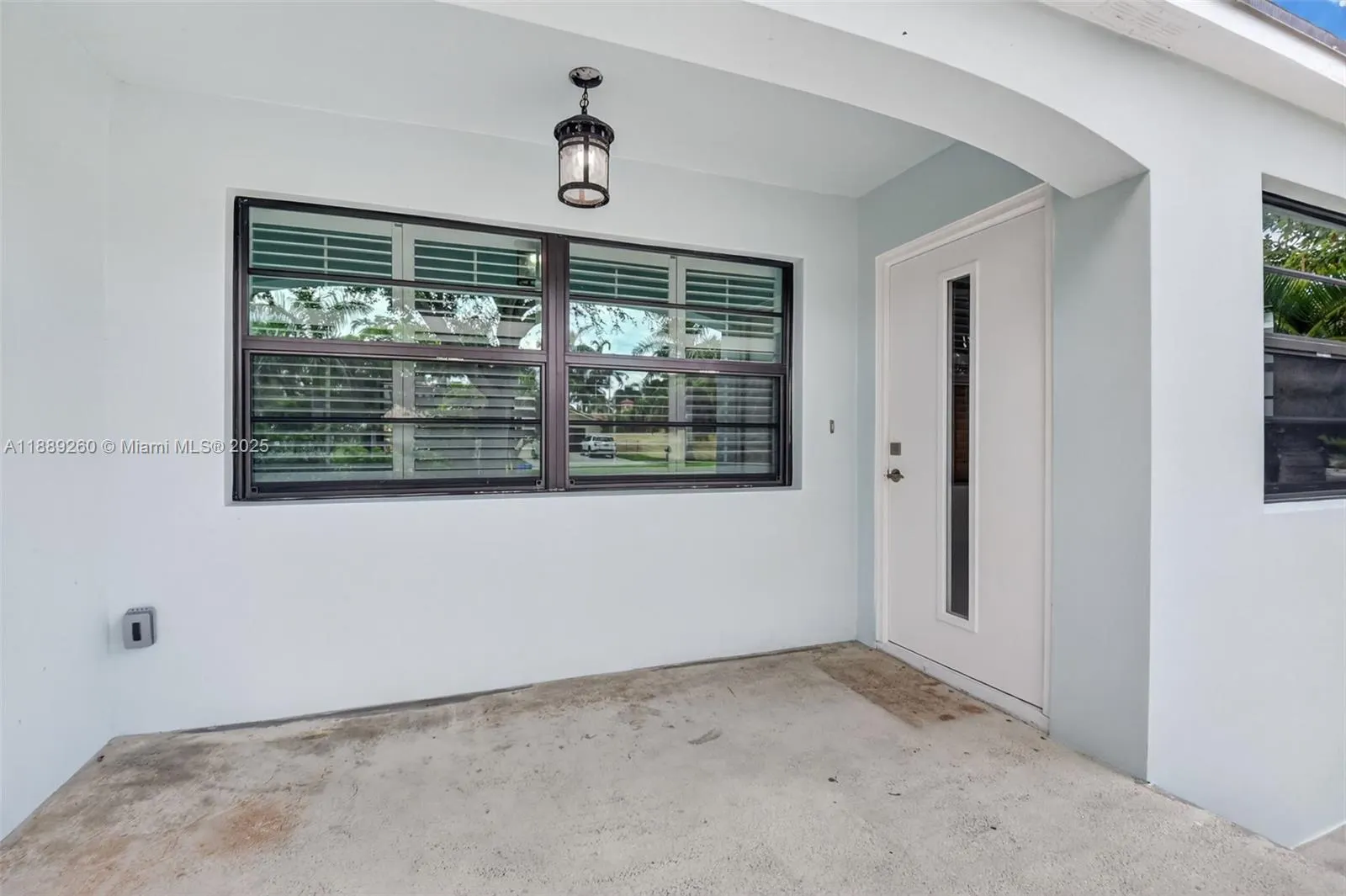 1027 S Palmway