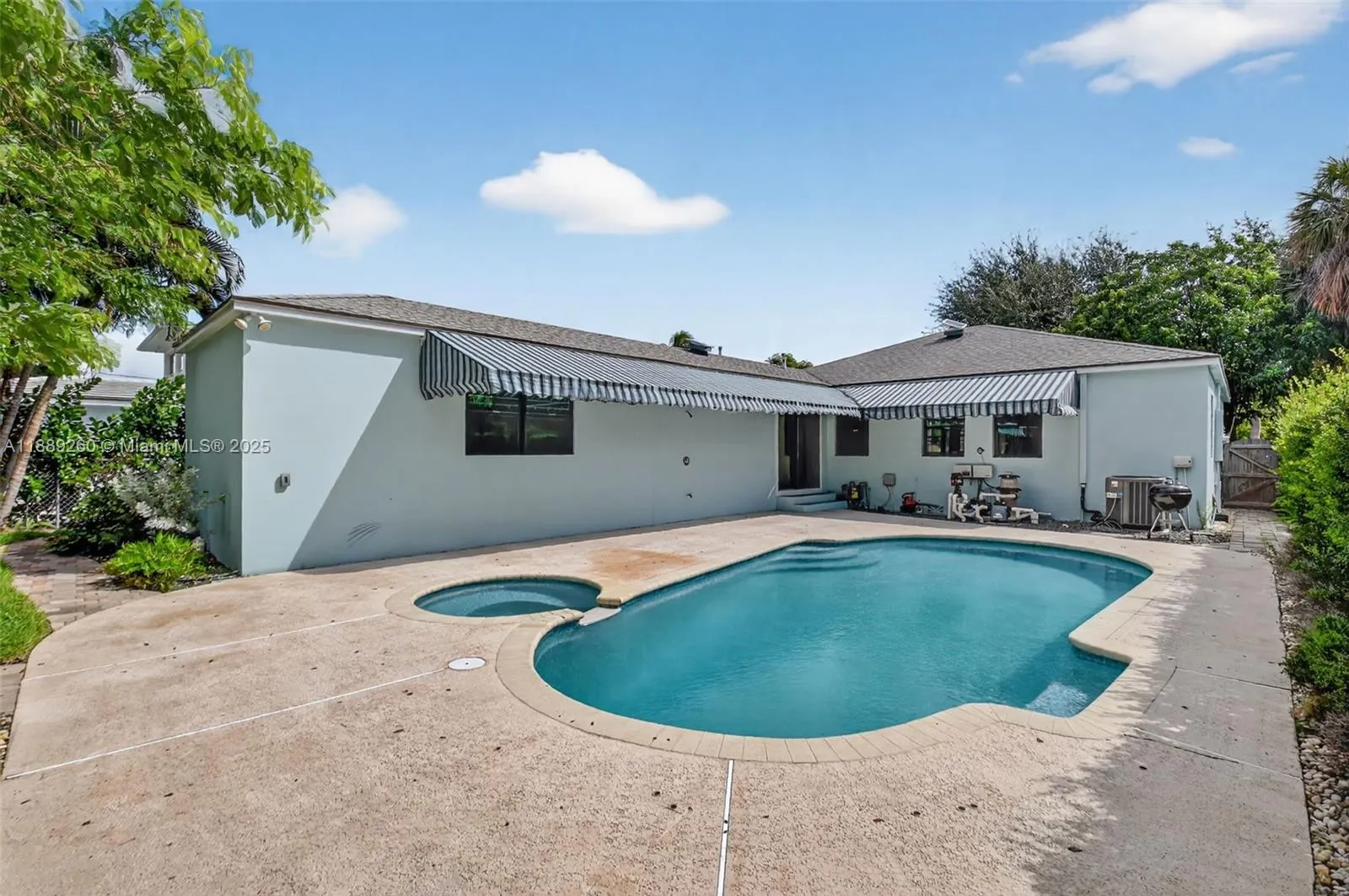 1027 S Palmway