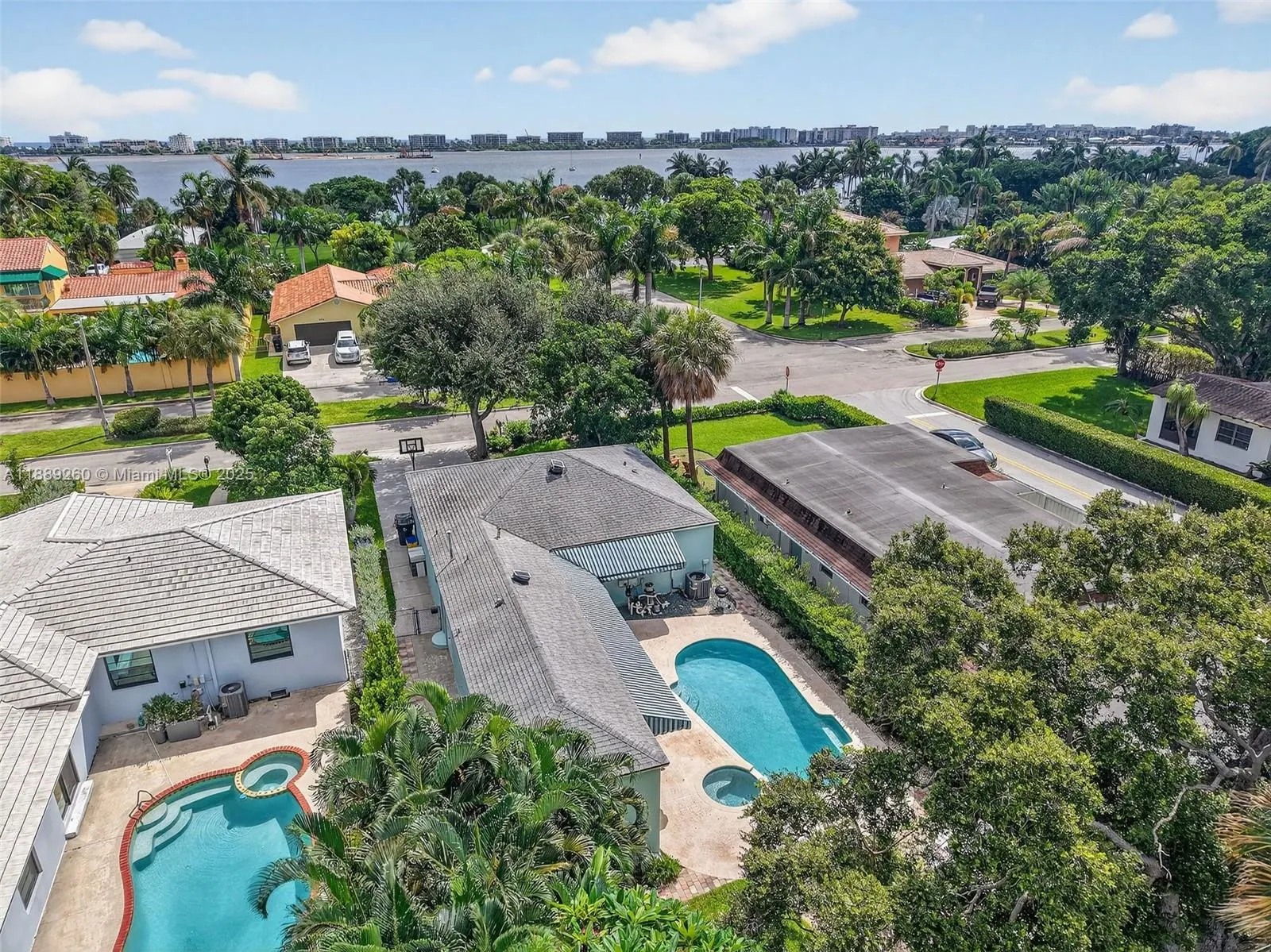 1027 S Palmway