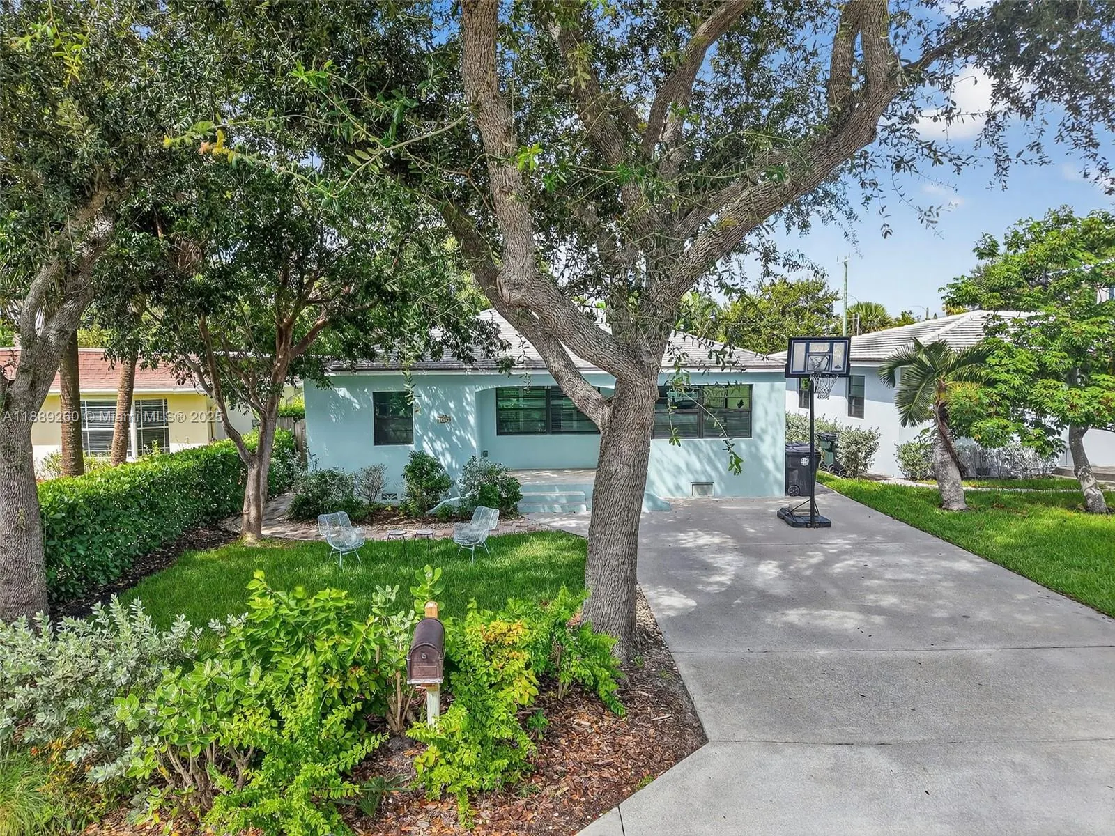 1027 S Palmway