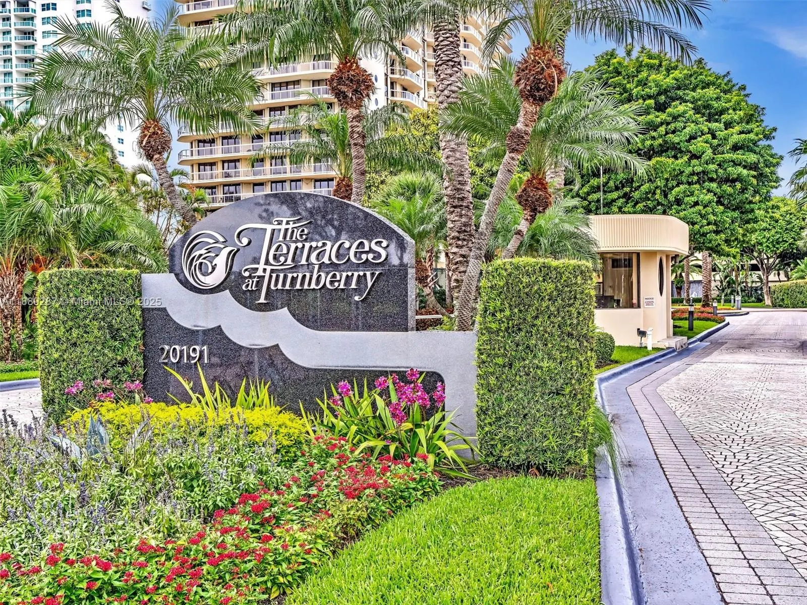 20191 E Country Club Dr, #511