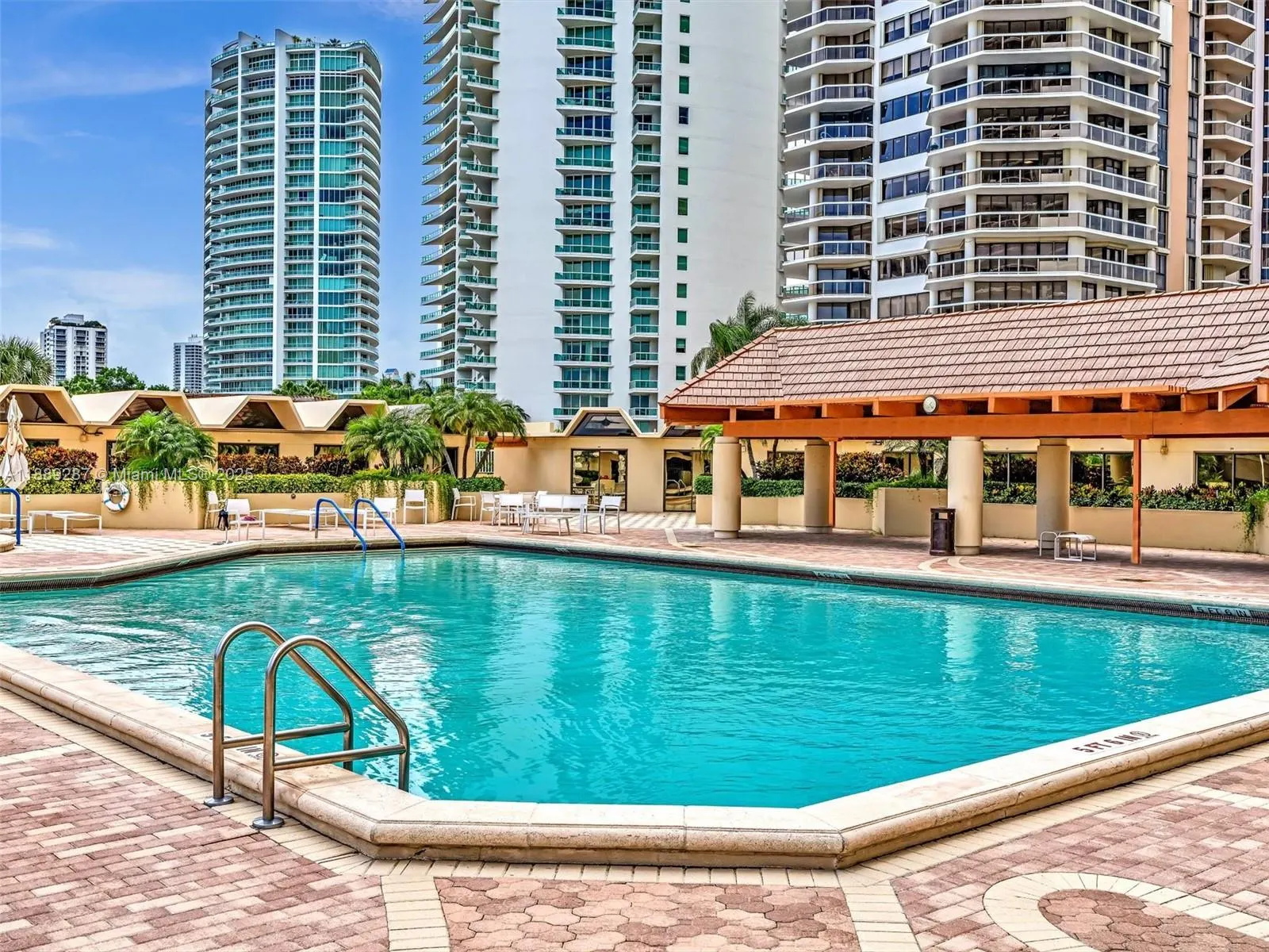 20191 E Country Club Dr, #511