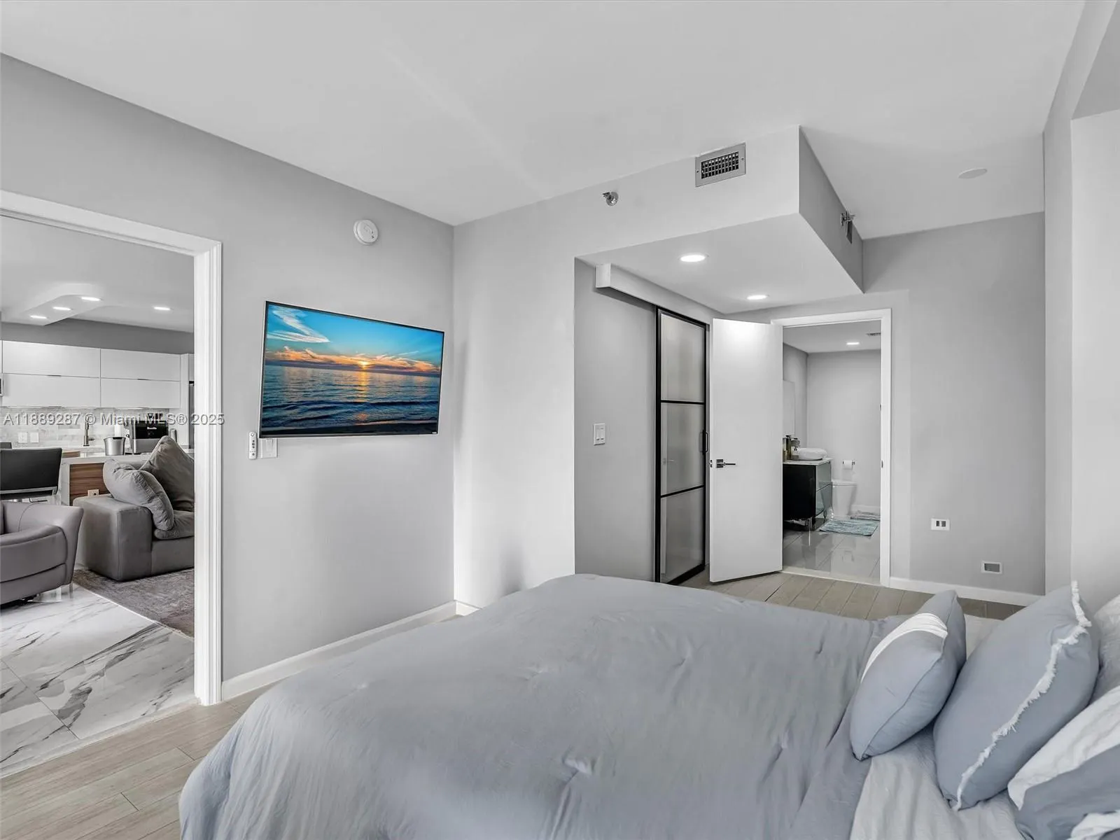 20191 E Country Club Dr, #511