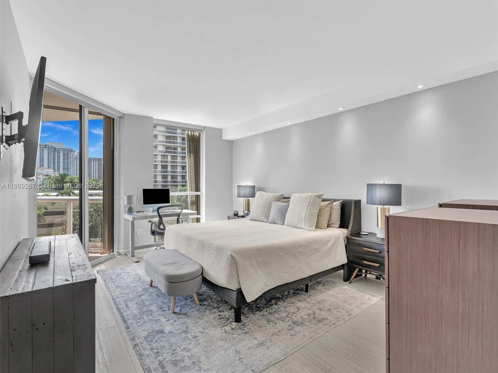 20191 E Country Club Dr, #511