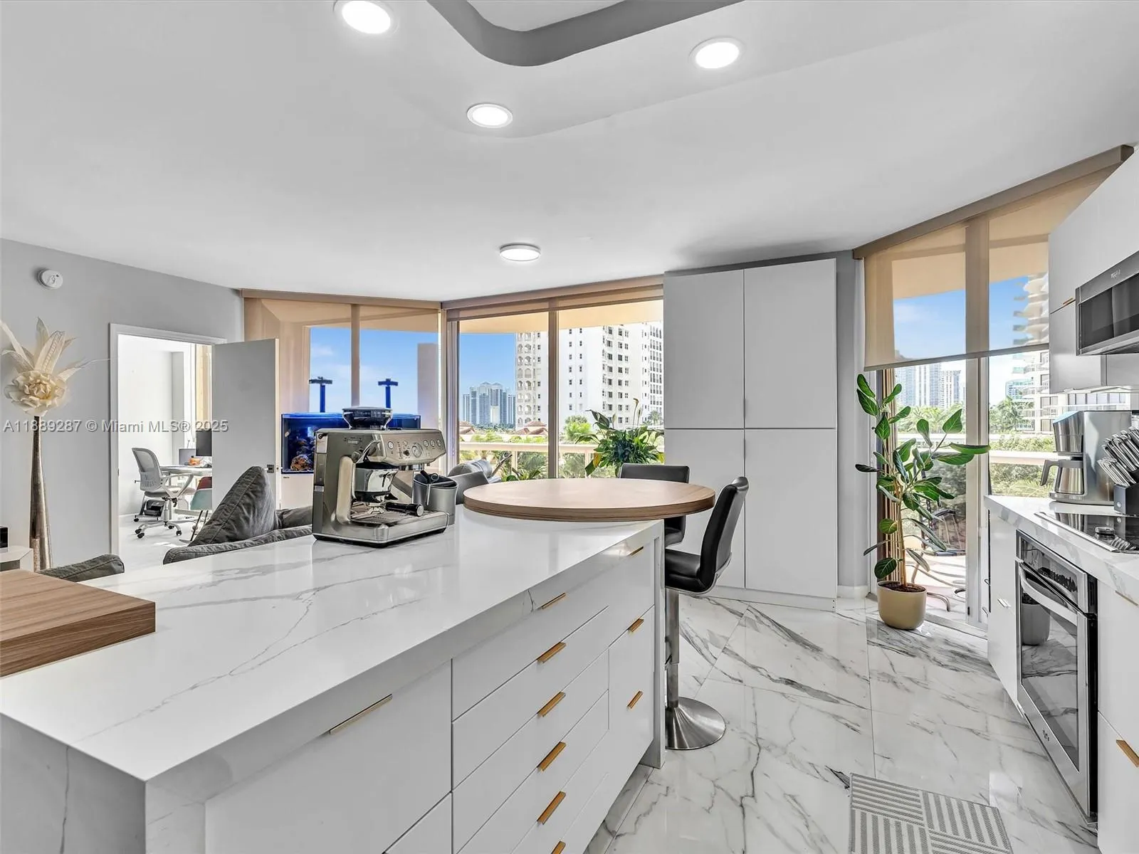 20191 E Country Club Dr, #511