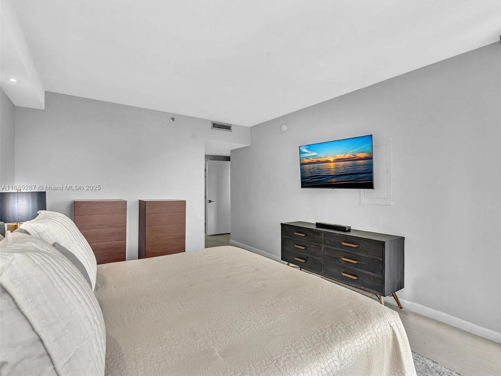 20191 E Country Club Dr, #511