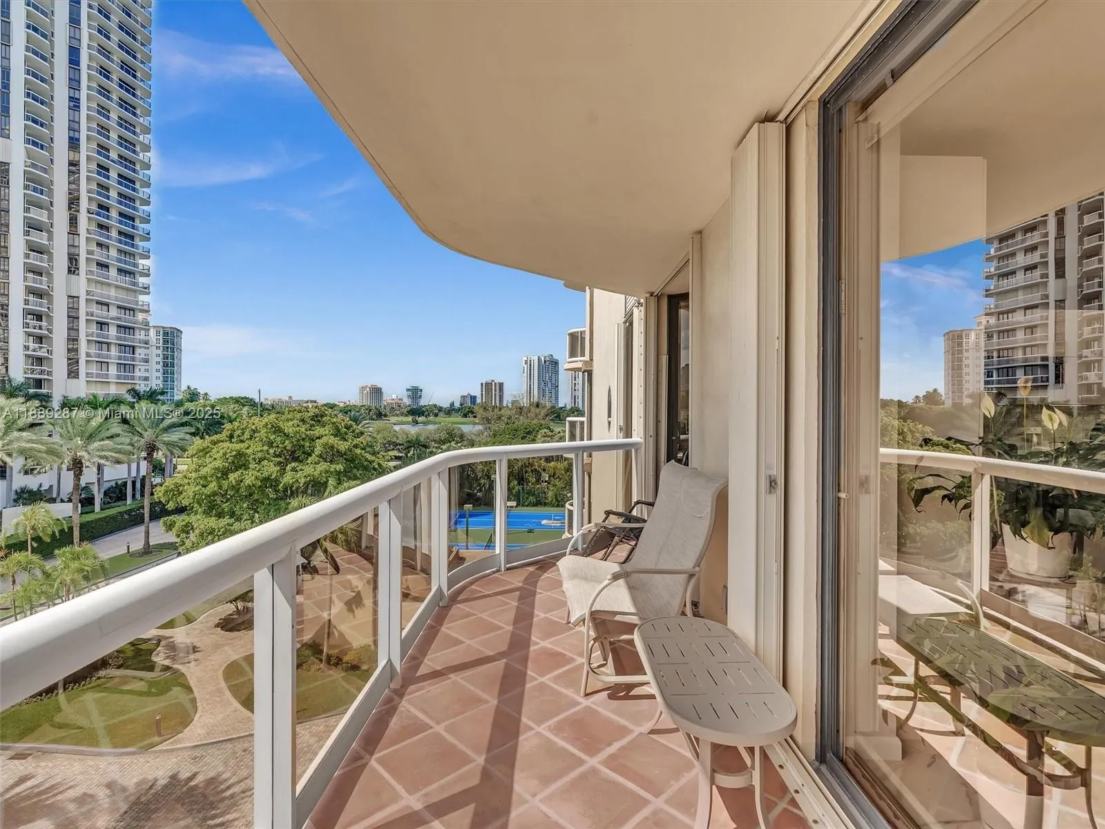 20191 E Country Club Dr, #511