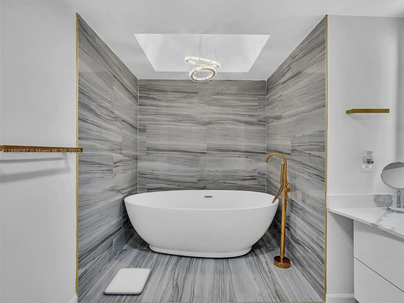 20191 E Country Club Dr, #511