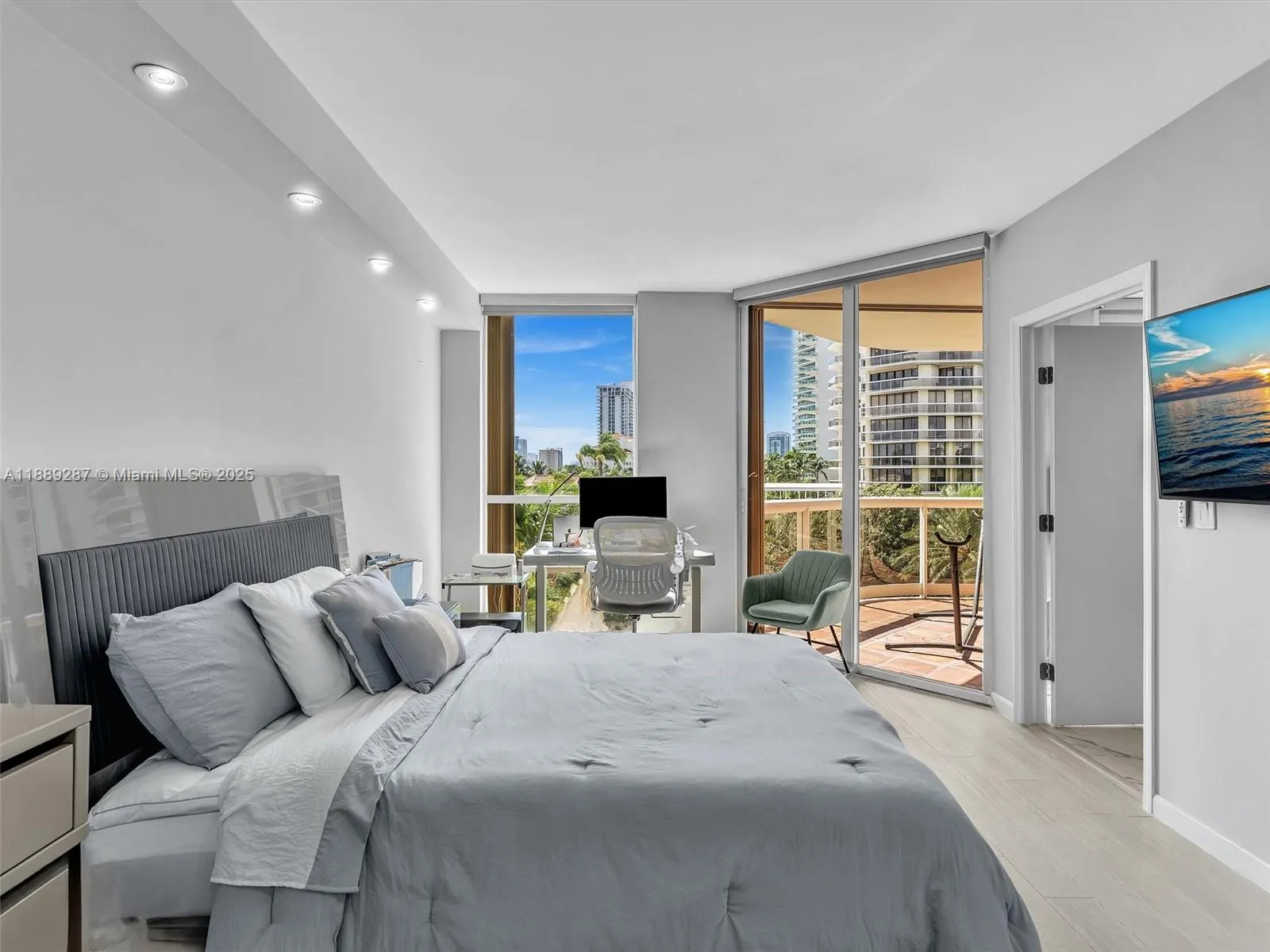 20191 E Country Club Dr, #511