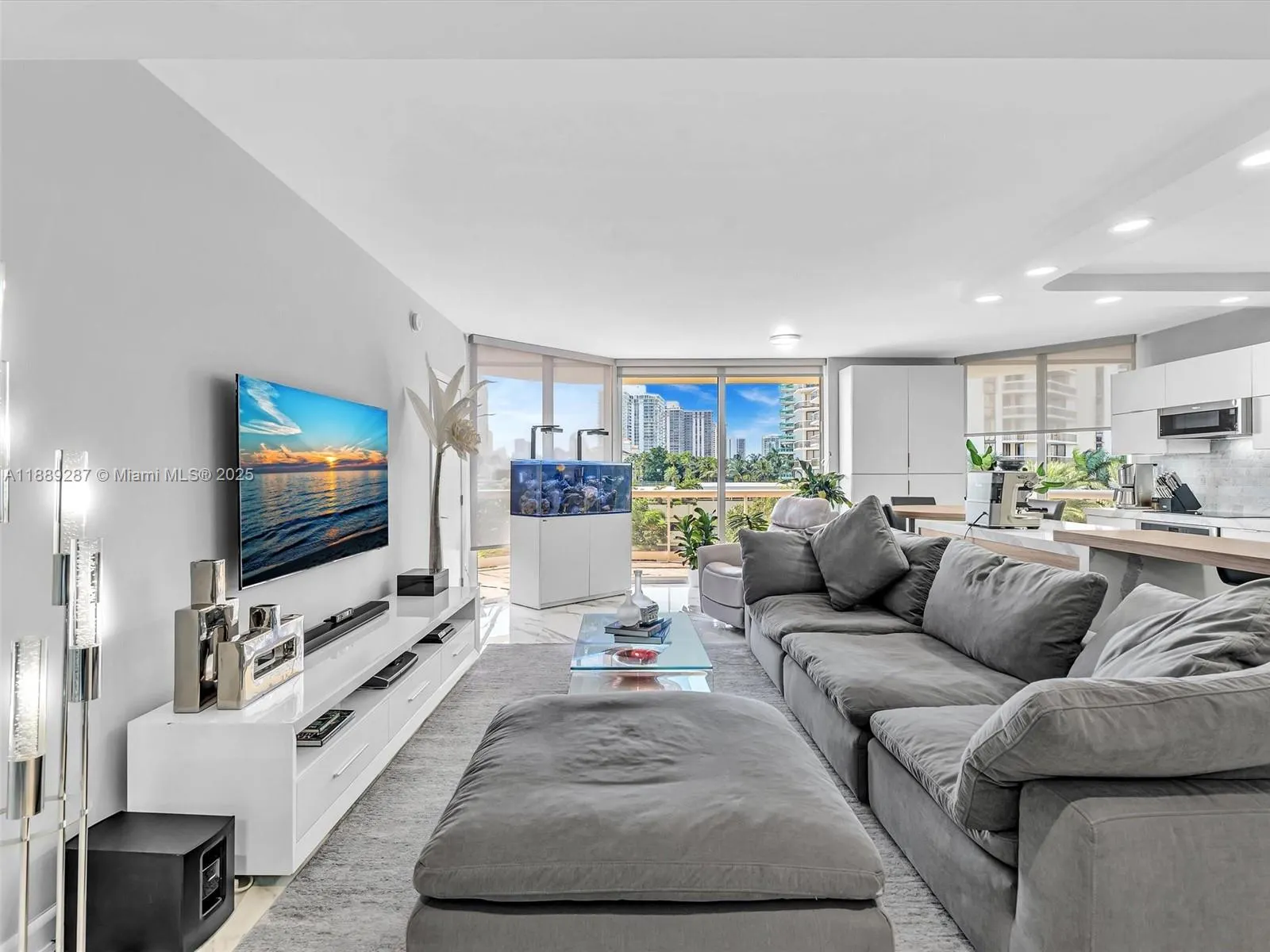 20191 E Country Club Dr, #511