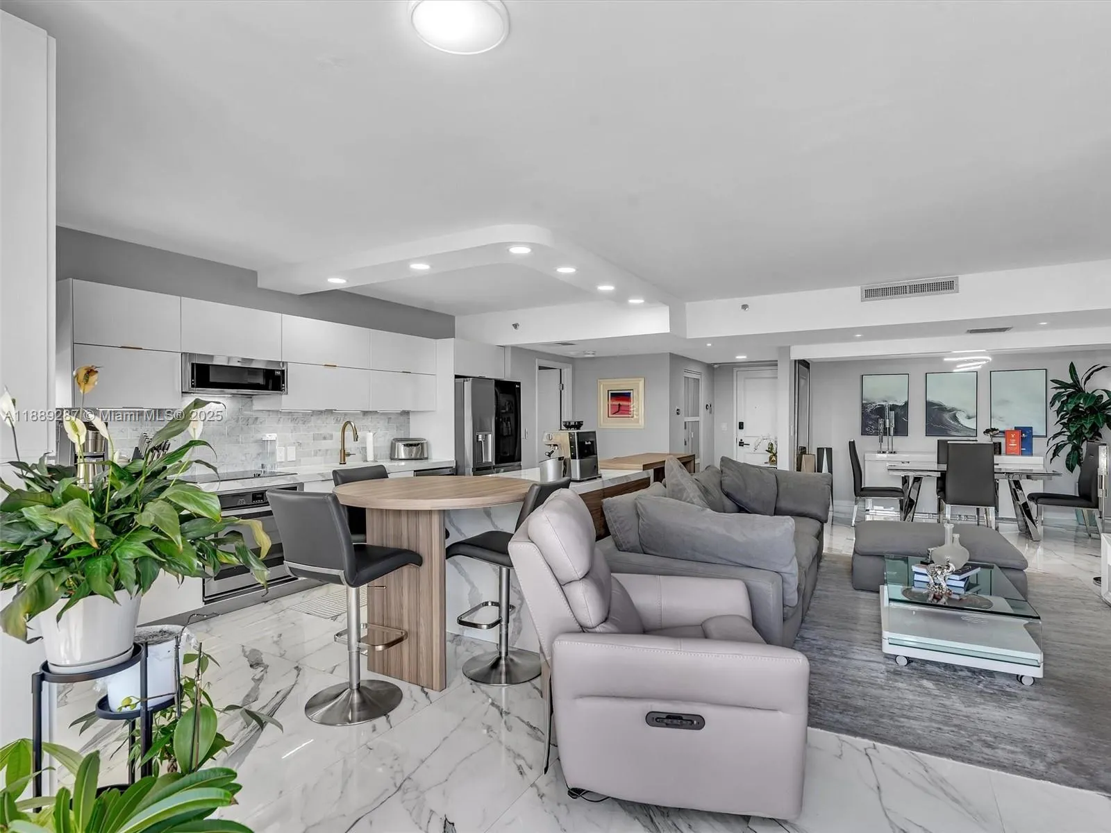 20191 E Country Club Dr, #511
