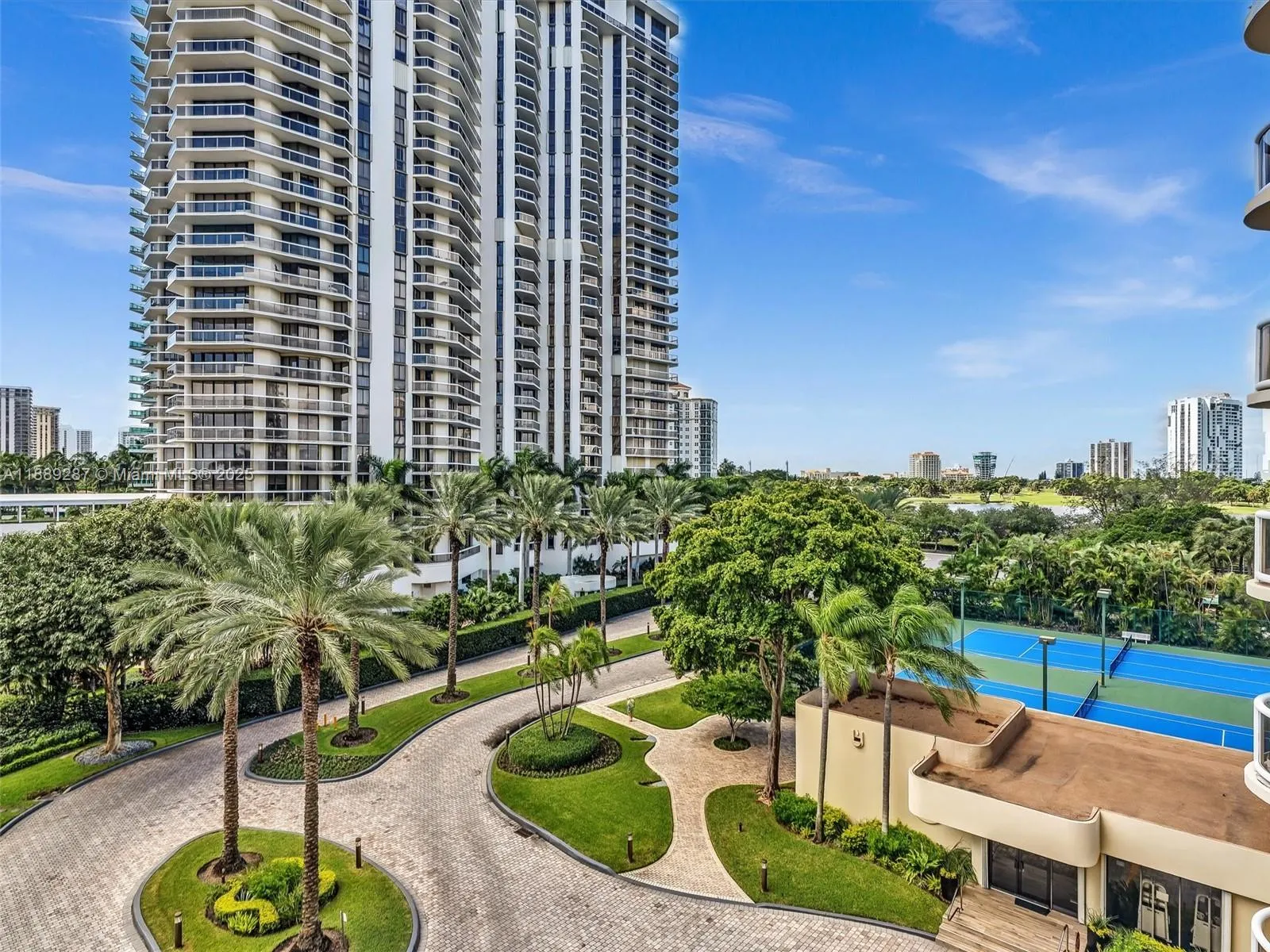 20191 E Country Club Dr, #511