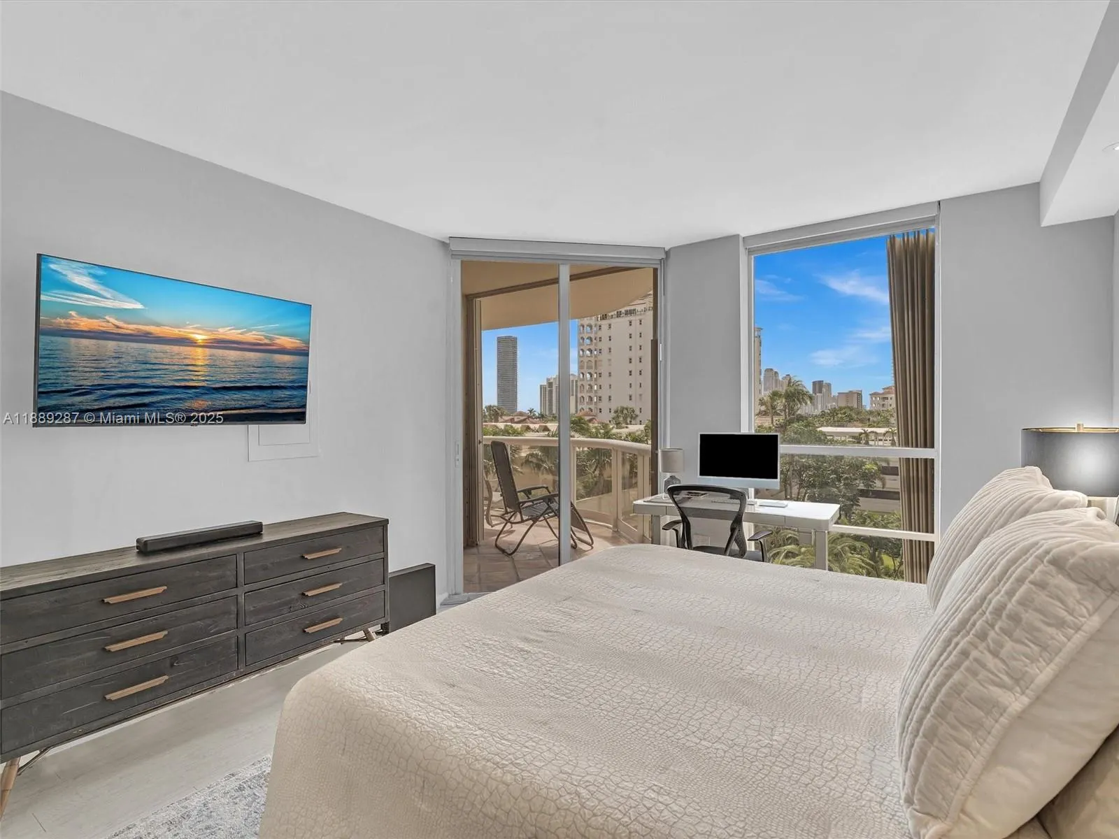 20191 E Country Club Dr, #511