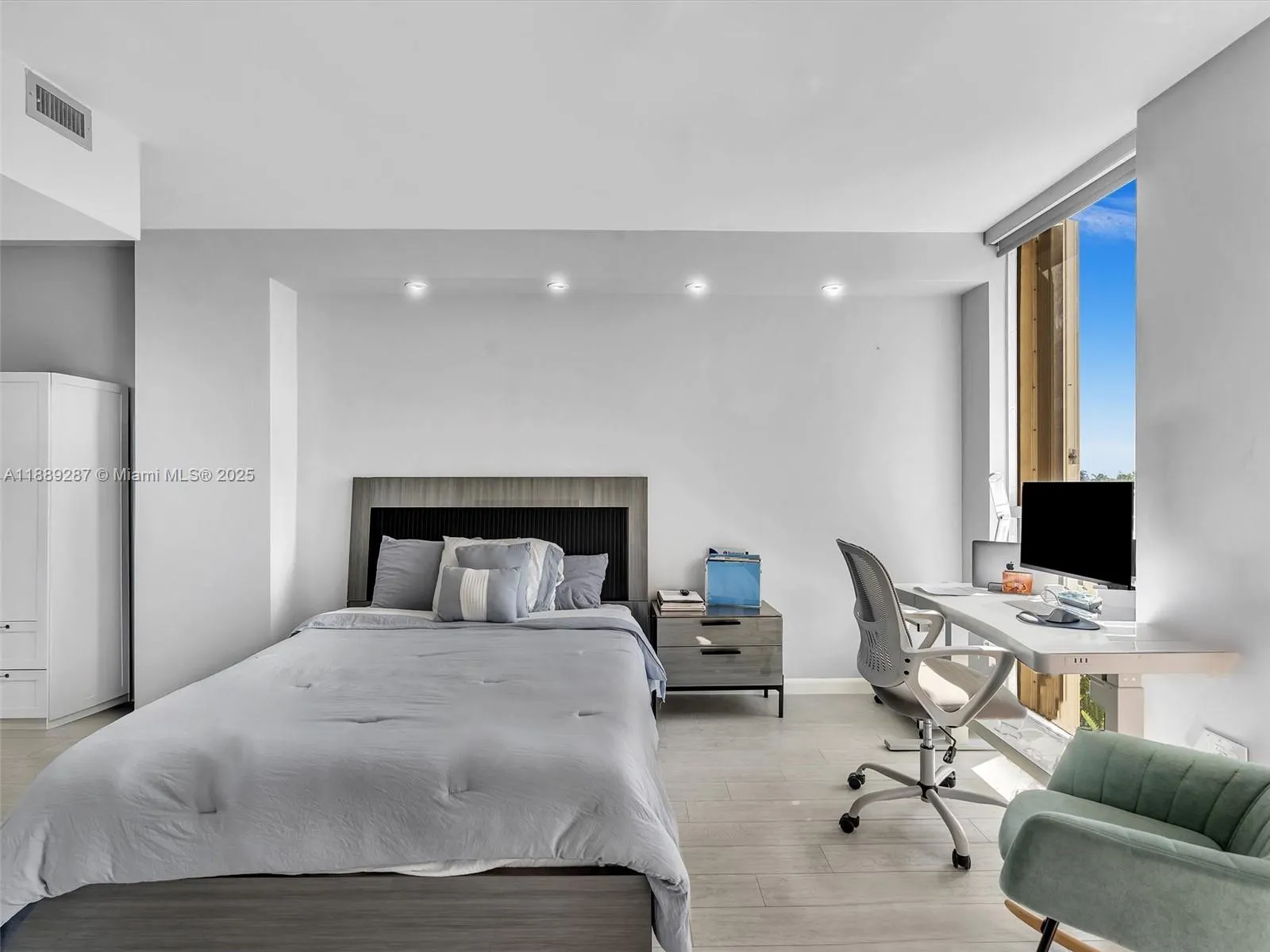20191 E Country Club Dr, #511