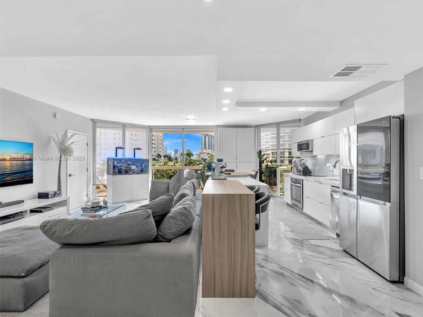 20191 E Country Club Dr, #511